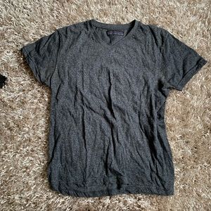 Men’s v-neck short sleeved T-shirt size M